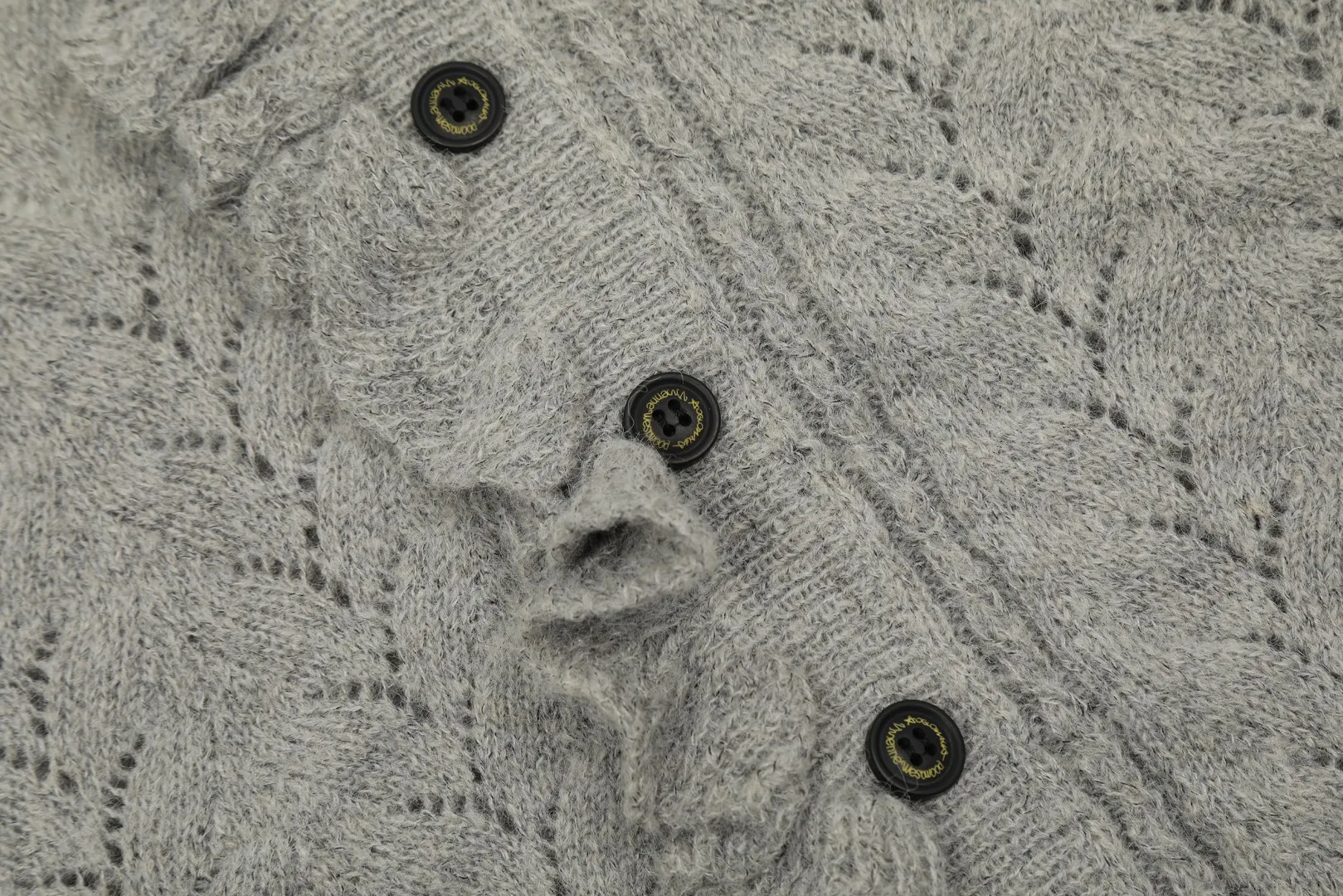 vivienne west wood Vivienne heavy lace classic cardigan knitted sweater wool 2024 autumn latest style 🧩 15% merino cotton wool 85% wool blend 🧩Correct Italian 🇮🇹100% wool washed wheat logo Size: S -M- L Color: black purple gray